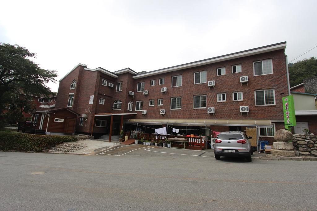 The Red House Motel Sokcho Exterior photo