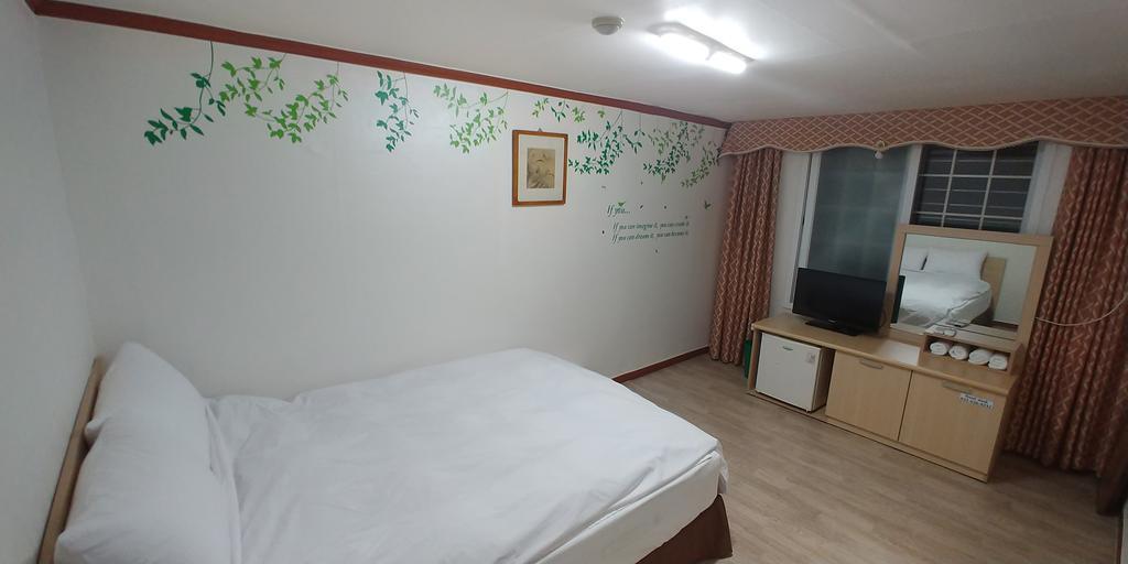The Red House Motel Sokcho Exterior photo