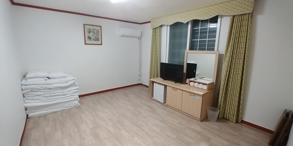The Red House Motel Sokcho Exterior photo